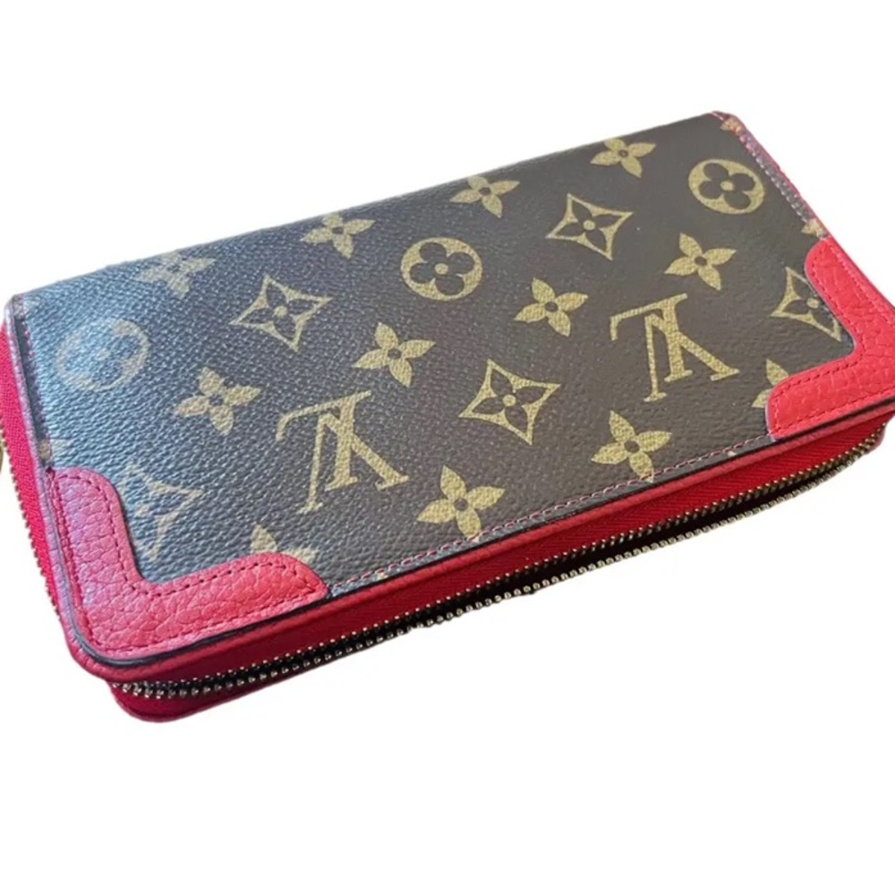 Louis Vuitton Monogram Retiro
Wallet with Red Accents